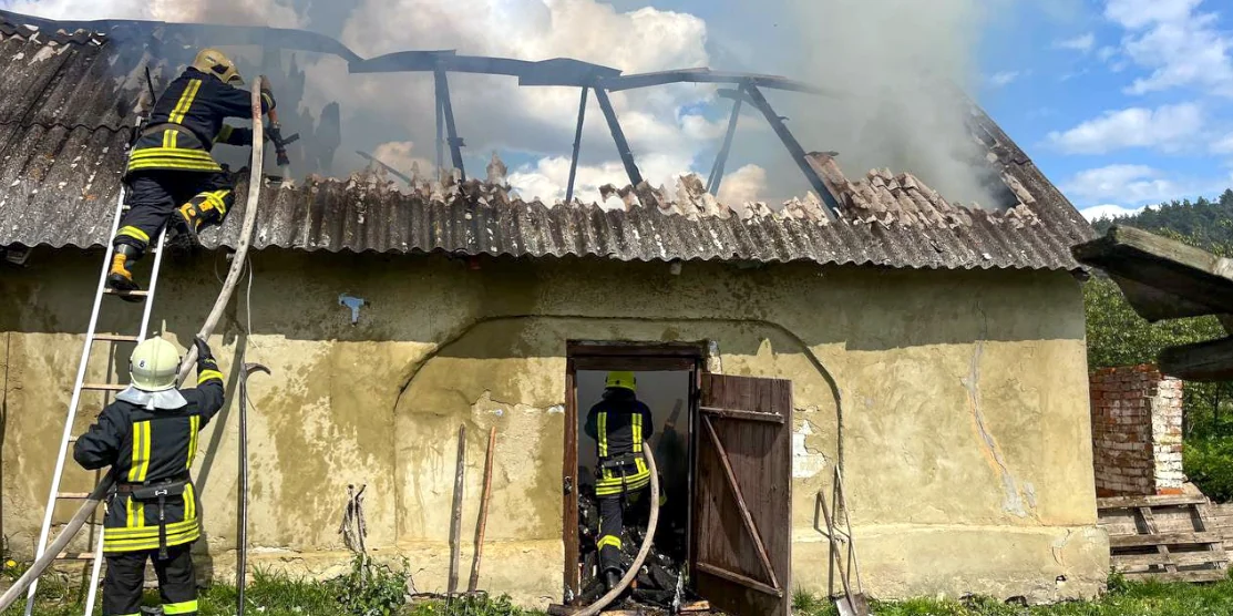 Рятувальники запобігли вибуху газового балона в пожежі у Рівненському районі