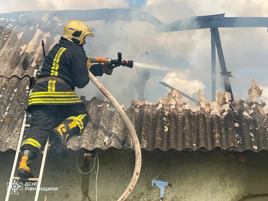 Рятувальники запобігли вибуху газового балона в пожежі у Рівненському районі - фото 1