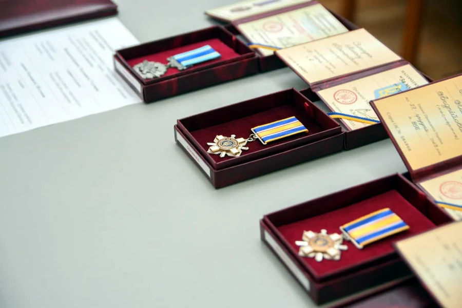 Родинам полеглих героїв з Рівненщини вручили посмертні ордени та медалі - фото 1 Родинам полеглих героїв з Рівненщини вручили посмертні ордени та медалі - фото 1
