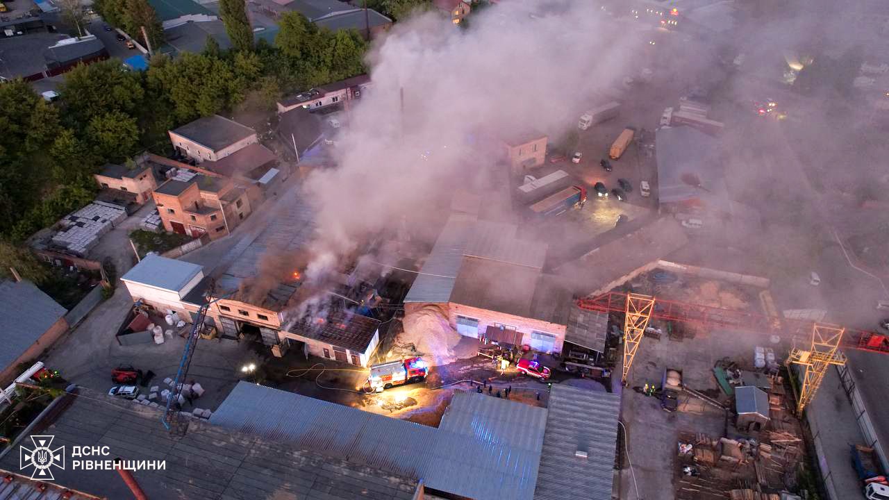 Площа пожежі на деревообробному підприємстві у Рівному складала 200 квадратних метрів (ВІДЕО)