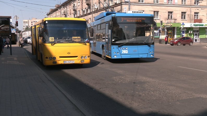 Автобуси у Рівному змінять маршрути на Провідну неділю
