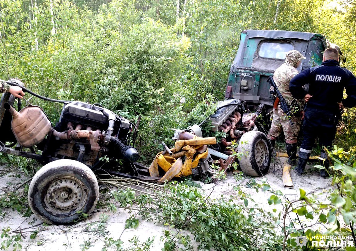 Затримання на гарячому: у Вараському районі поліція зупинила видобуток бурштину