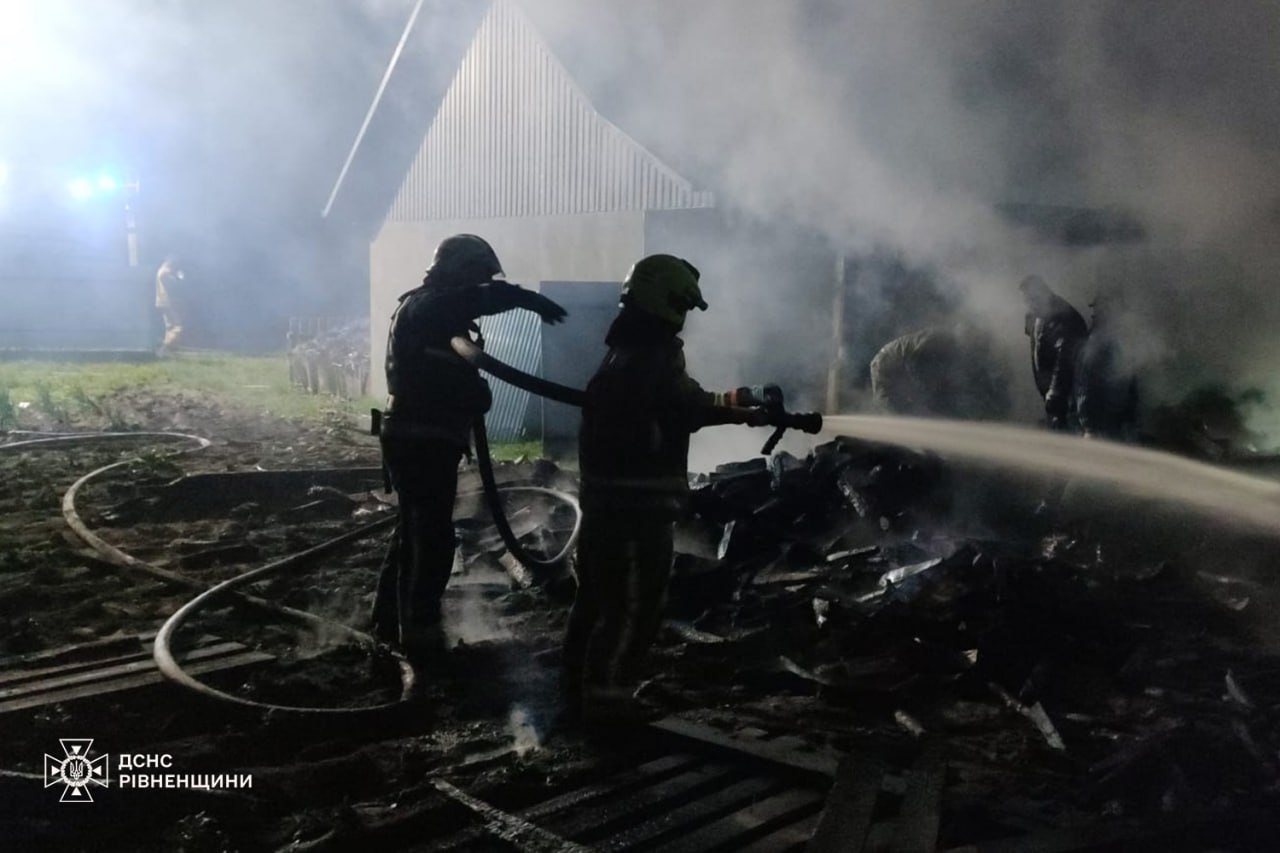 Пожежа знищила господарську будівлю на Рівненщині