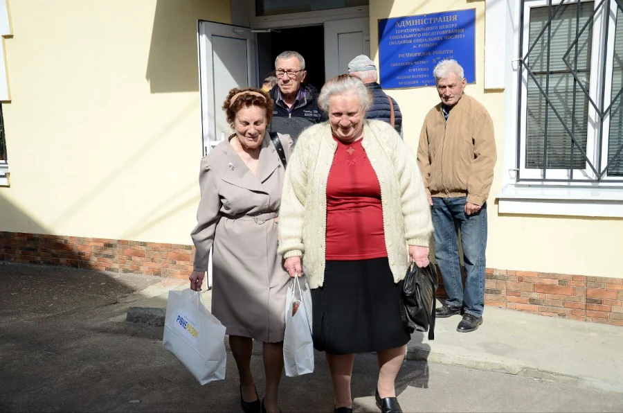 У Рівному літні люди отримають понад тисячу Великодніх продуктових пакетів - фото 2