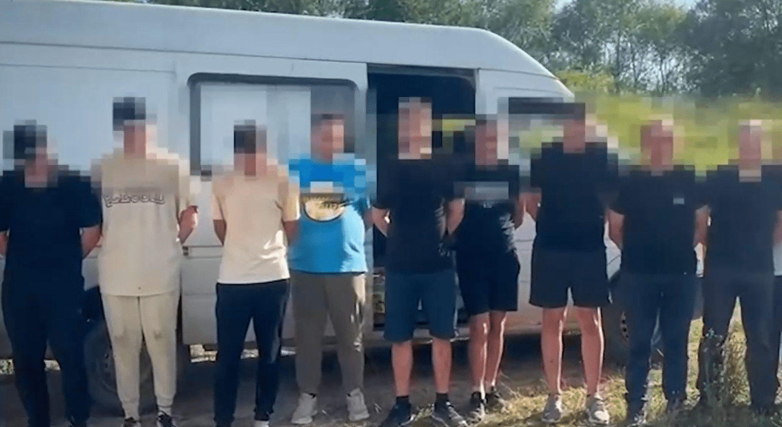 17 чоловіків намагались потрапити до Угорщини, прикордонники їх зупинили (ВІДЕО)