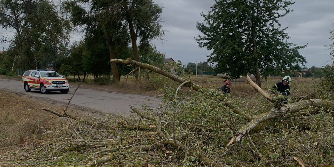 Наслідки негоди на Рівненщині ліквідовували рятувальники