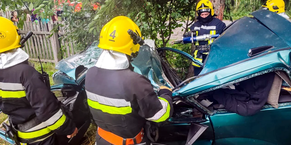 Пасажир загинув на місці події. У Рівненському районі авто врізалося в дерево