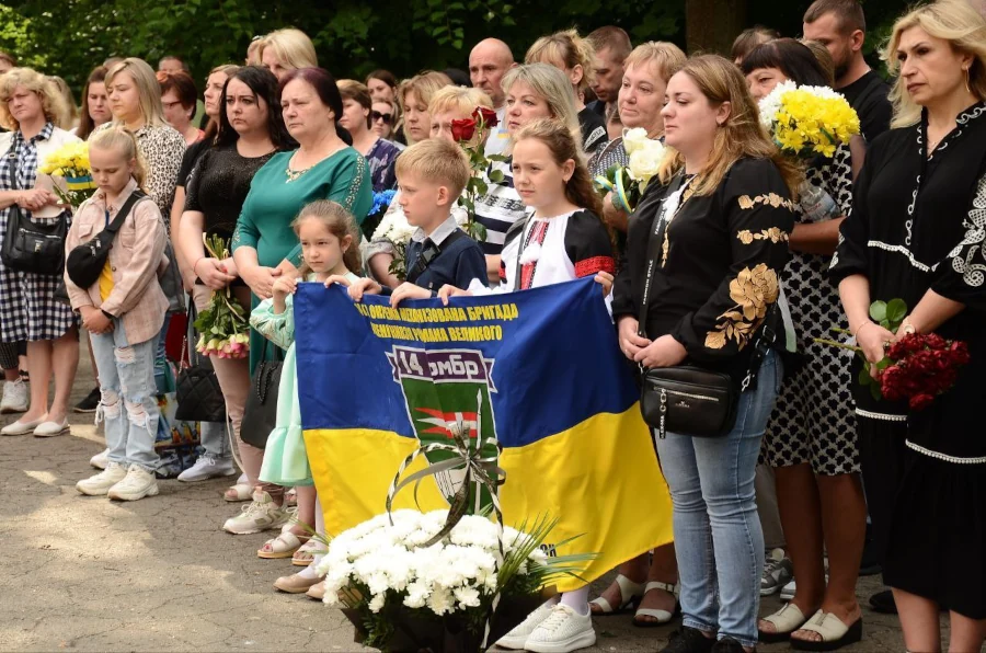 Меморіальну дошку на честь загиблого Героя Ігоря Рачка відкрили на фасаді ліцею №9 у Рівному - фото 3