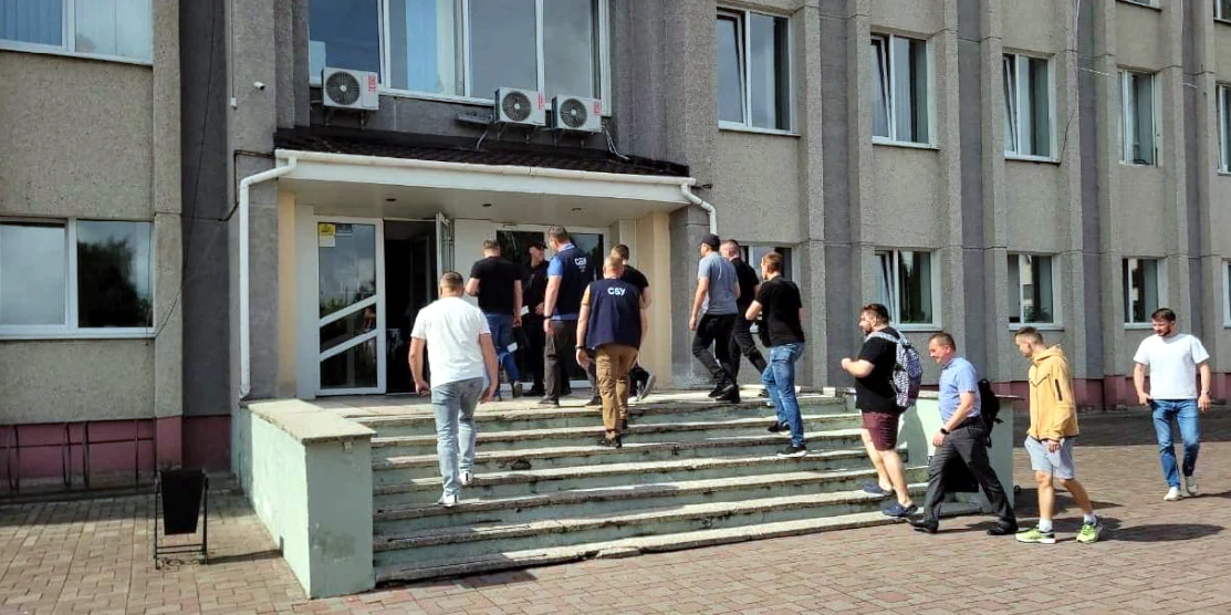 До Нетішинської міськради прийшли правоохоронці. Мера підозрюють у розкраданні