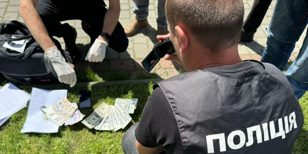 4000 дол. США хабаря за вплив на членів виконкому отримав посадовець з Рівненщини