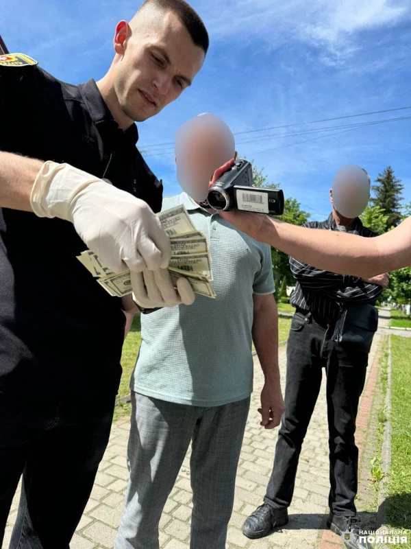 4000 дол. США хабаря за вплив на членів виконкому отримав посадовець з Рівненщини - фото 1 4000 дол. США хабаря за вплив на членів виконкому отримав посадовець з Рівненщини - фото 1