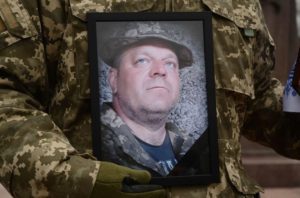 Бойовий медик з Рівного рік носив у тілі осколок  - фото 1