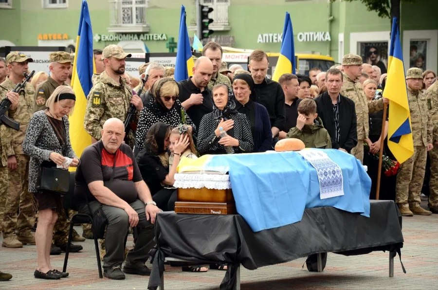 У Рівному провели в останню земну дорогу відразу двох мужніх Героїв - фото 1