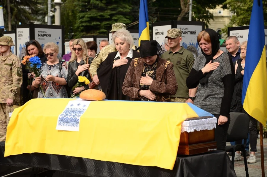 У Рівному провели в останню земну дорогу відразу двох мужніх Героїв - фото 2
