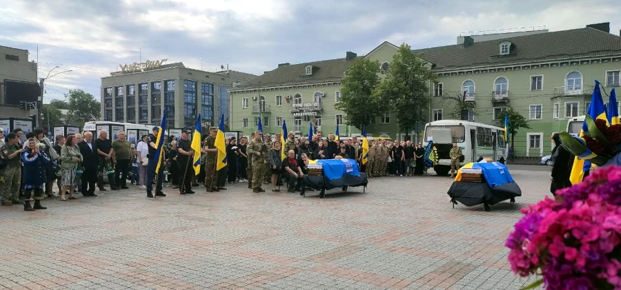 У Рівному провели в останню земну дорогу відразу двох мужніх Героїв - фото 3