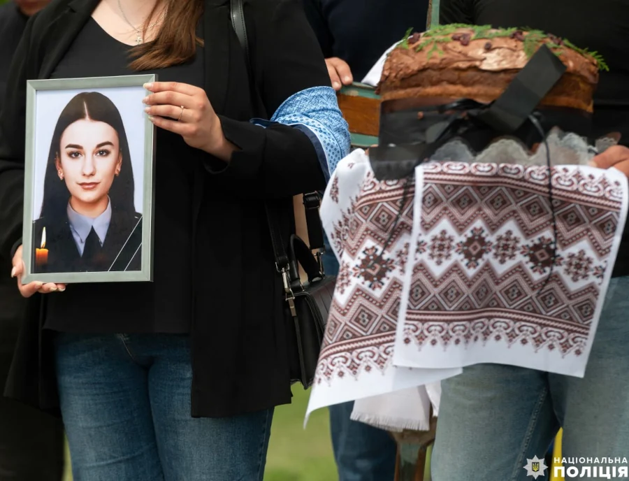 Із загиблою в Одесі поліцейською попрощалися на Рівненщині - фото 1 Із загиблою в Одесі поліцейською попрощалися на Рівненщині - фото 1