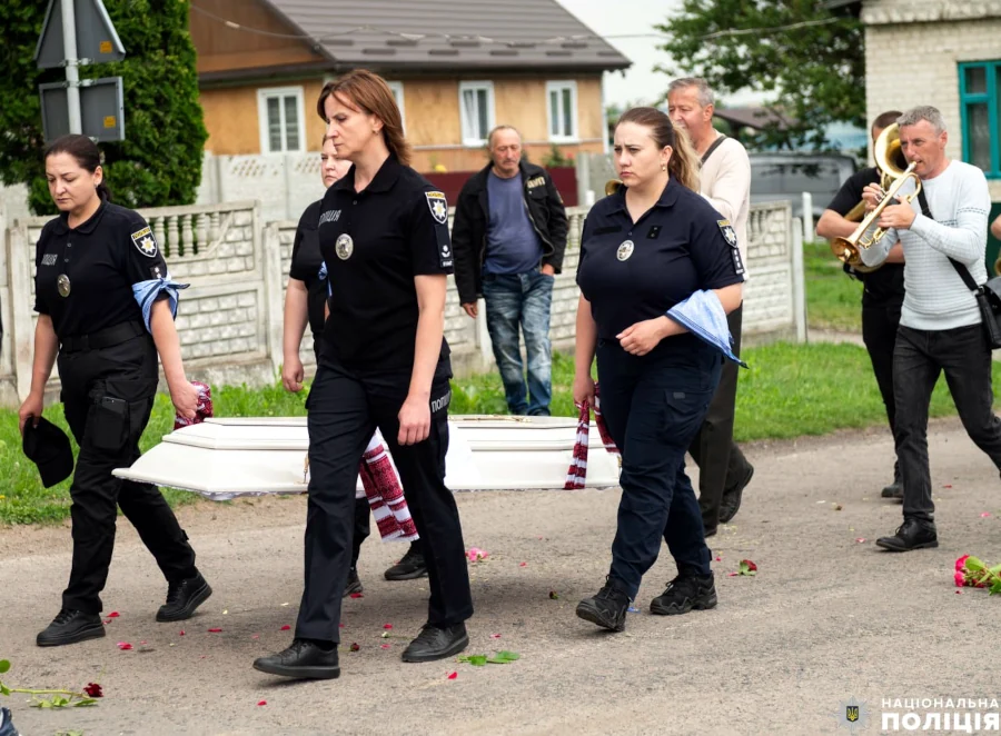 Із загиблою в Одесі поліцейською попрощалися на Рівненщині - фото 2 Із загиблою в Одесі поліцейською попрощалися на Рівненщині - фото 2