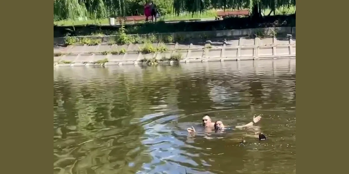 Стрибнув з дамби у воду. Чоловіка в Рівному рятували патрульні (ВІДЕО)