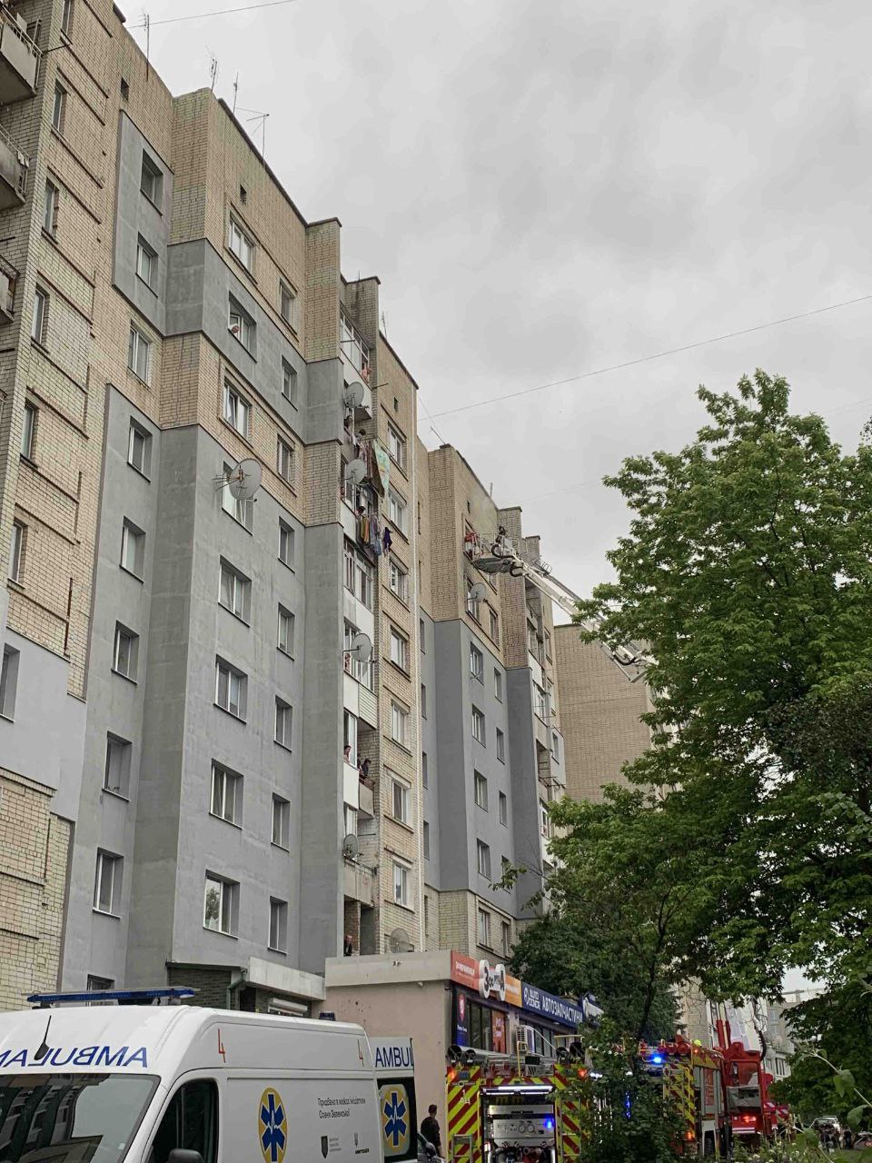 Двох людей евакуювали під час пожежі у Рівному