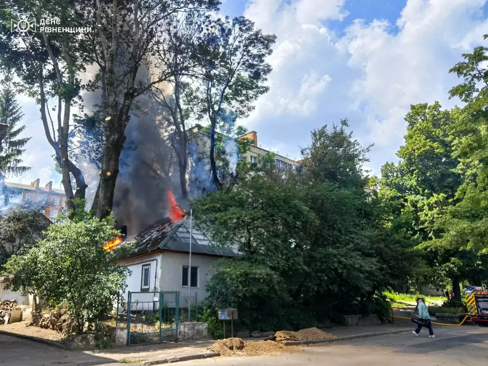 Під час пожежі у житловому будинку в Рівному вогнеборці врятували життя людини - фото 1 Під час пожежі у житловому будинку в Рівному вогнеборці врятували життя людини - фото 1