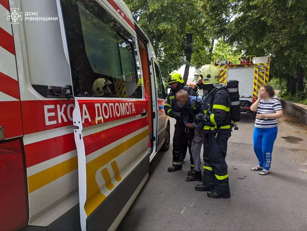 Під час пожежі у житловому будинку в Рівному вогнеборці врятували життя людини - фото 2 Під час пожежі у житловому будинку в Рівному вогнеборці врятували життя людини - фото 2