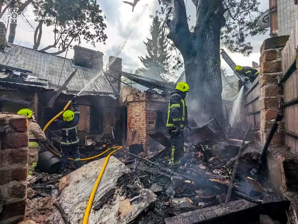 Під час пожежі у житловому будинку в Рівному вогнеборці врятували життя людини - фото 3 Під час пожежі у житловому будинку в Рівному вогнеборці врятували життя людини - фото 3
