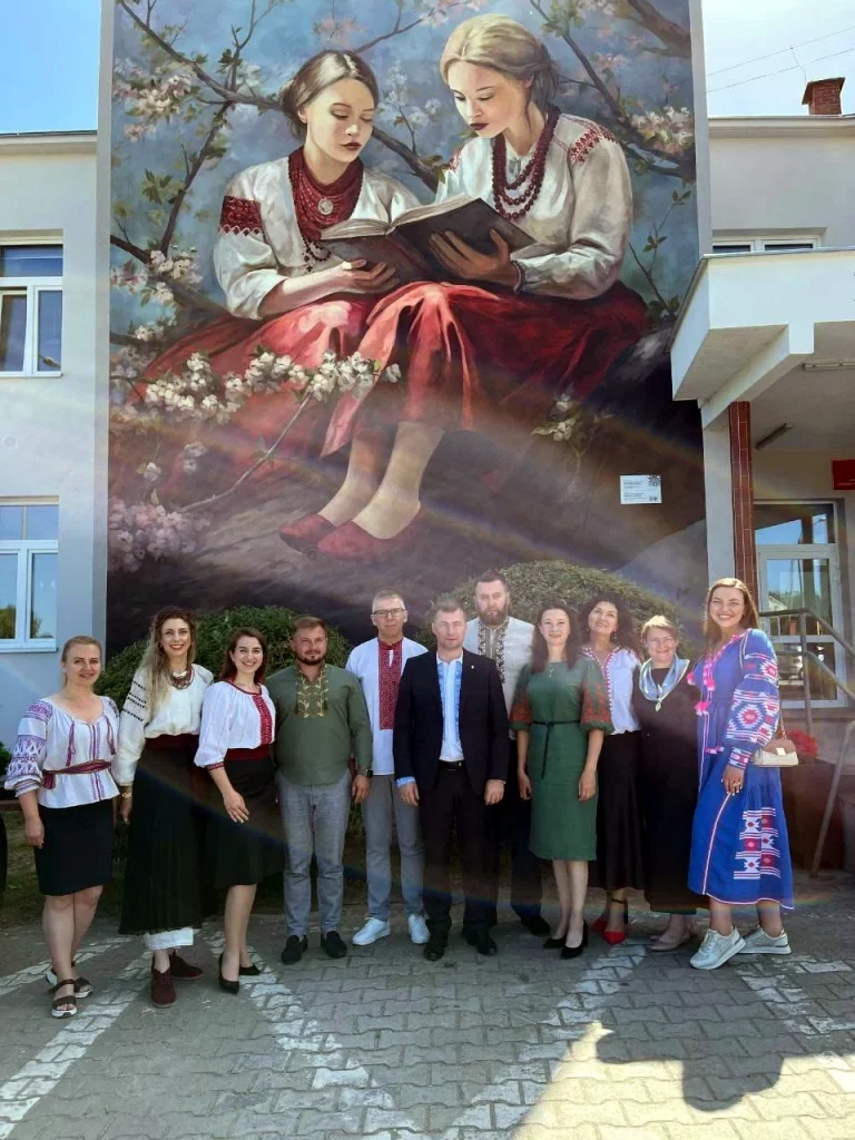 Польську школу прикрасив стінопис рівненського художника - фото 2