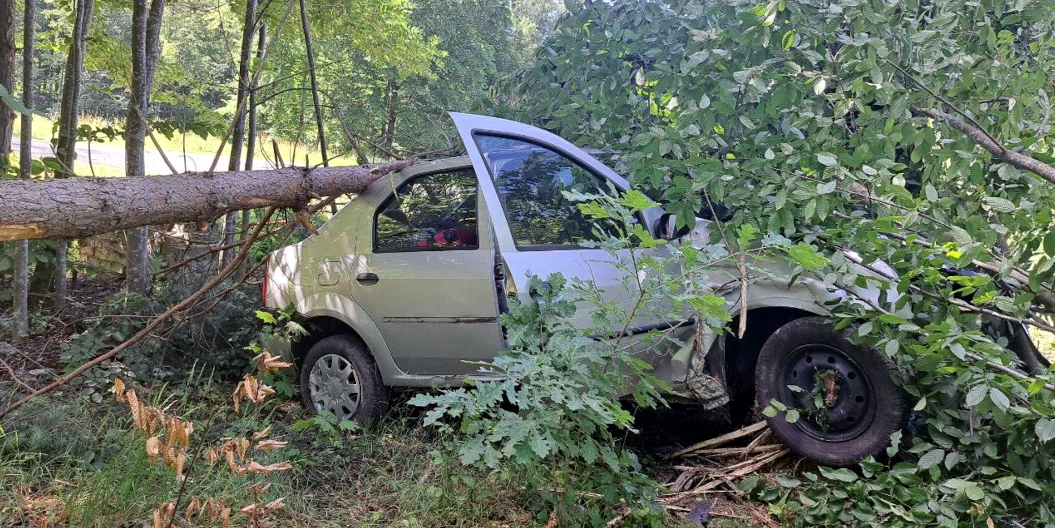 У кювет з автодороги в Рівненському районі злетіла автівка