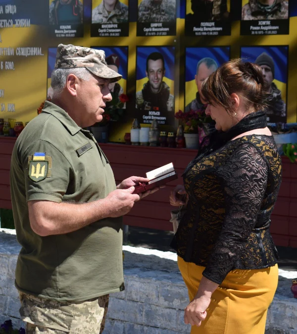 У Здолбунівській громаді вручили нагороди рідним загиблих Захисників - фото 1