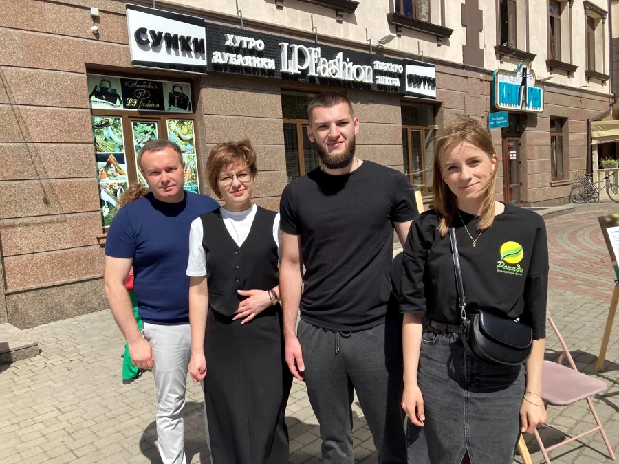 Малювали та збирали мозаїку Єдності у Рівному - фото 1