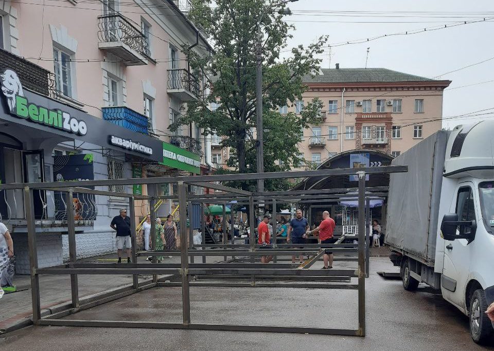 В Рівному розпочали роботи з встановлення кіосків для торгівлі на Базарній