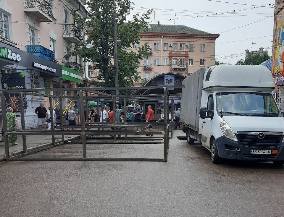 В Рівному розпочали роботи з встановлення кіосків для торгівлі на Базарній - фото 1