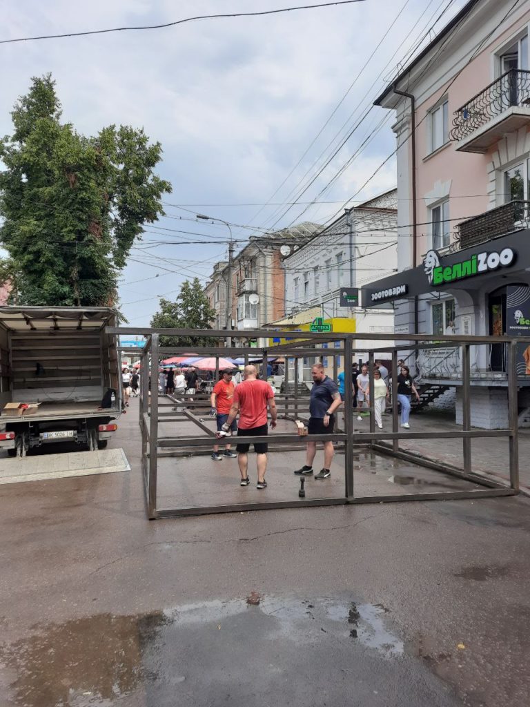 В Рівному розпочали роботи з встановлення кіосків для торгівлі на Базарній - фото 2