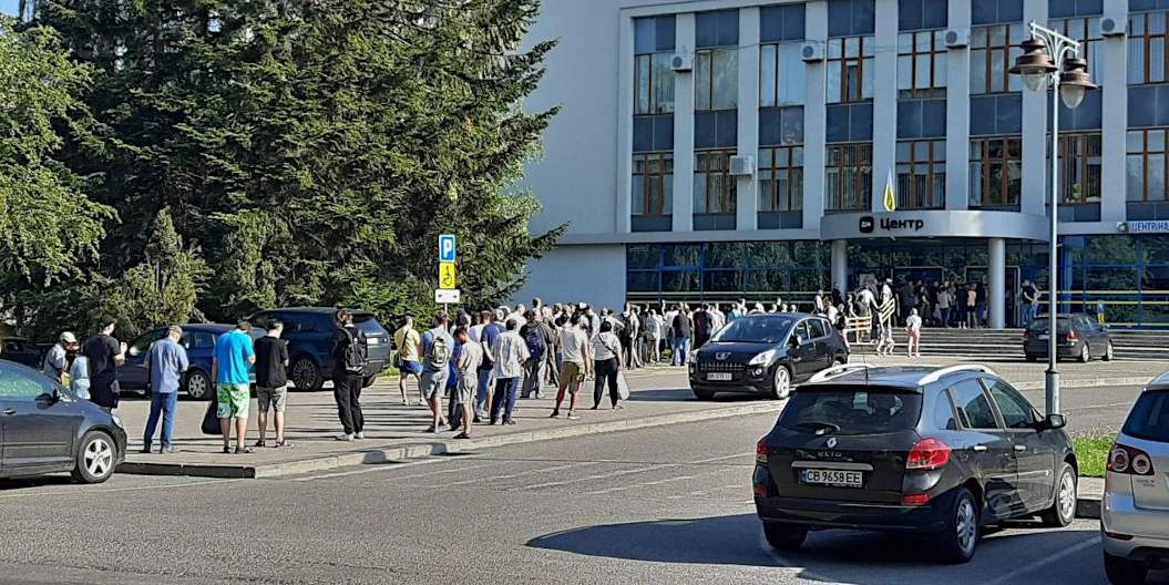 До Рівненського ЦНАПу – черги