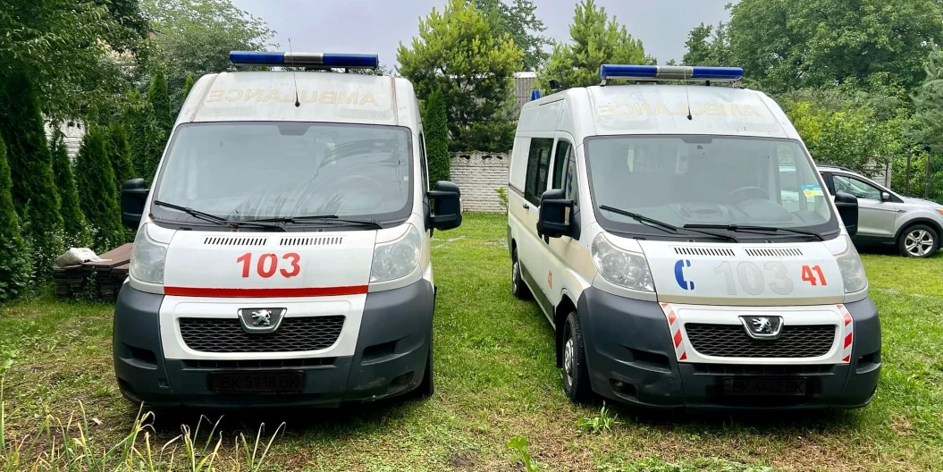 Два автомобілі для ЗСУ передав колектив рівненської екстренки