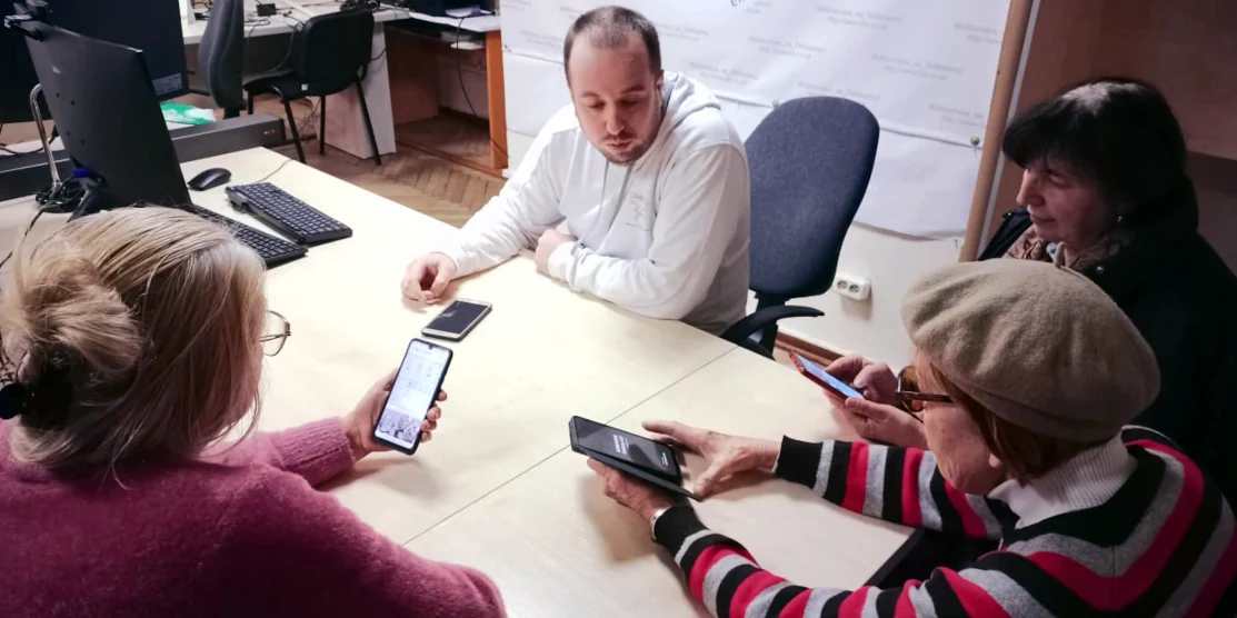 Користуватися смартфоном з нуля вчать старших людей в Рівненській бібліотеці