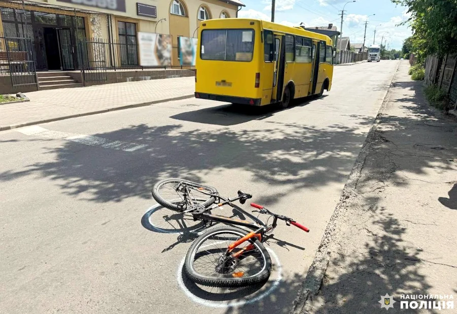 Неповнолітній велосипедист травмувався під колесами маршрутки в Рівному - фото 1 Неповнолітній велосипедист травмувався під колесами маршрутки в Рівному - фото 1