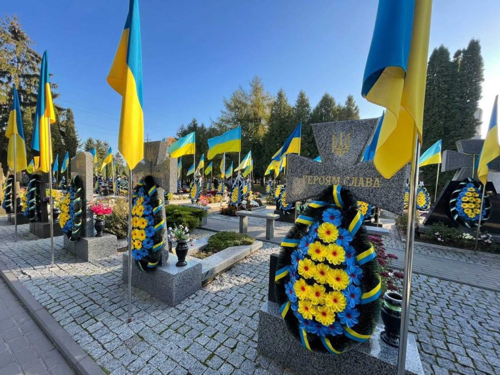 Тривають роботи із встановлення пам’ятників загиблим Героям України у Рівному - фото 1