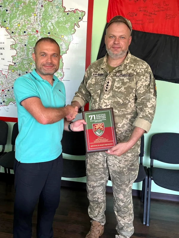 Два автомобілі для ЗСУ передав колектив рівненської екстренки - фото 1
