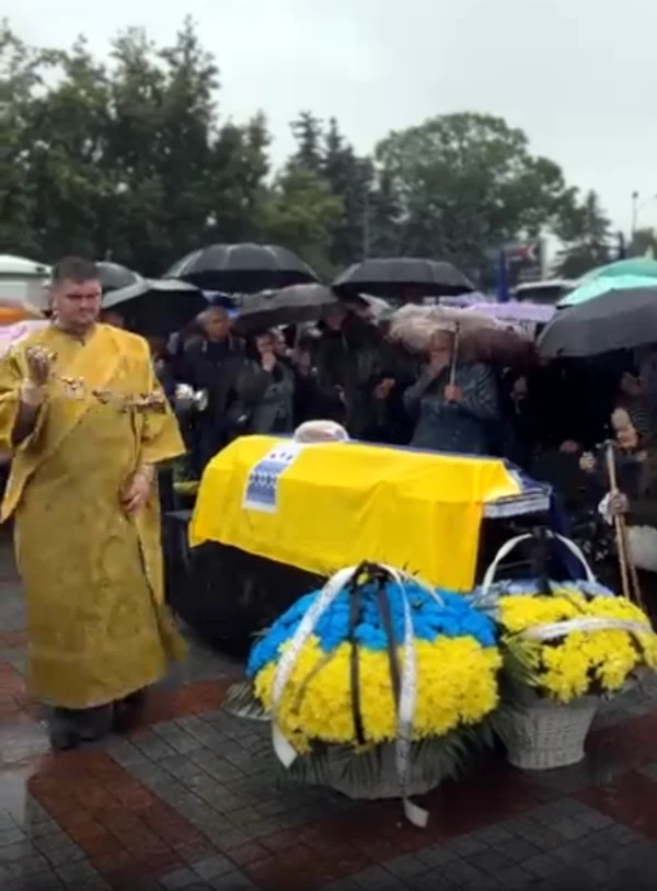 Сьогодні в Рівному попрощалося із захисником Петром Бобриком - фото 1