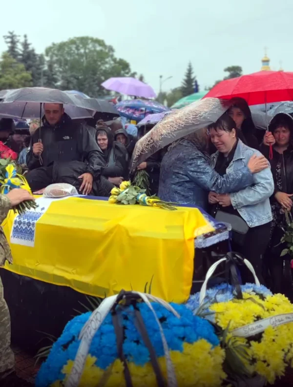 Сьогодні в Рівному попрощалося із захисником Петром Бобриком - фото 2