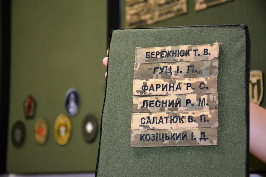 Посмертні нагороди рідним полеглих воїнів вручили в Дубно - фото 3