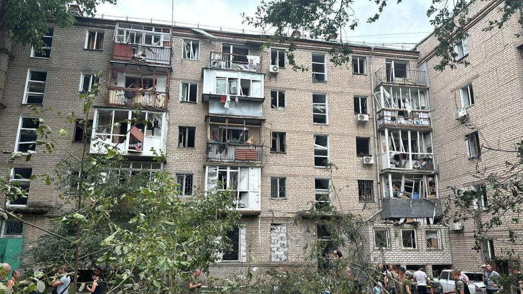 росія вдарила ракетою по Миколаєву. Троє вбитих - фото 1