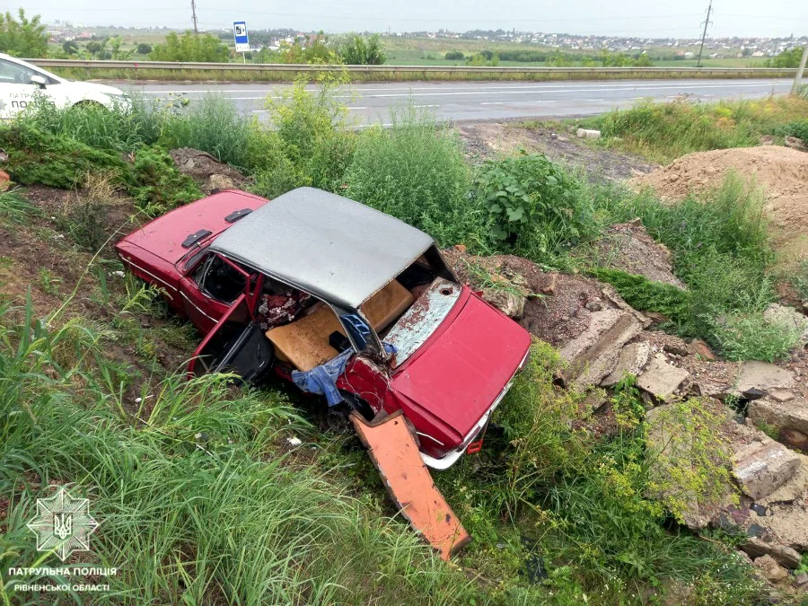 Збив туї й залетів у кювет. ДТП у Рівненському районі - фото 2