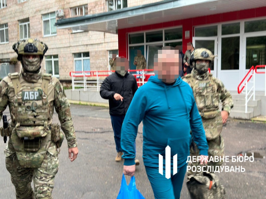 Колишнього керівника Рівненського ТЦК знову затримало ДБР та повідомило йому нову підозру - фото 1 Колишнього керівника Рівненського ТЦК знову затримало ДБР та повідомило йому нову підозру - фото 1