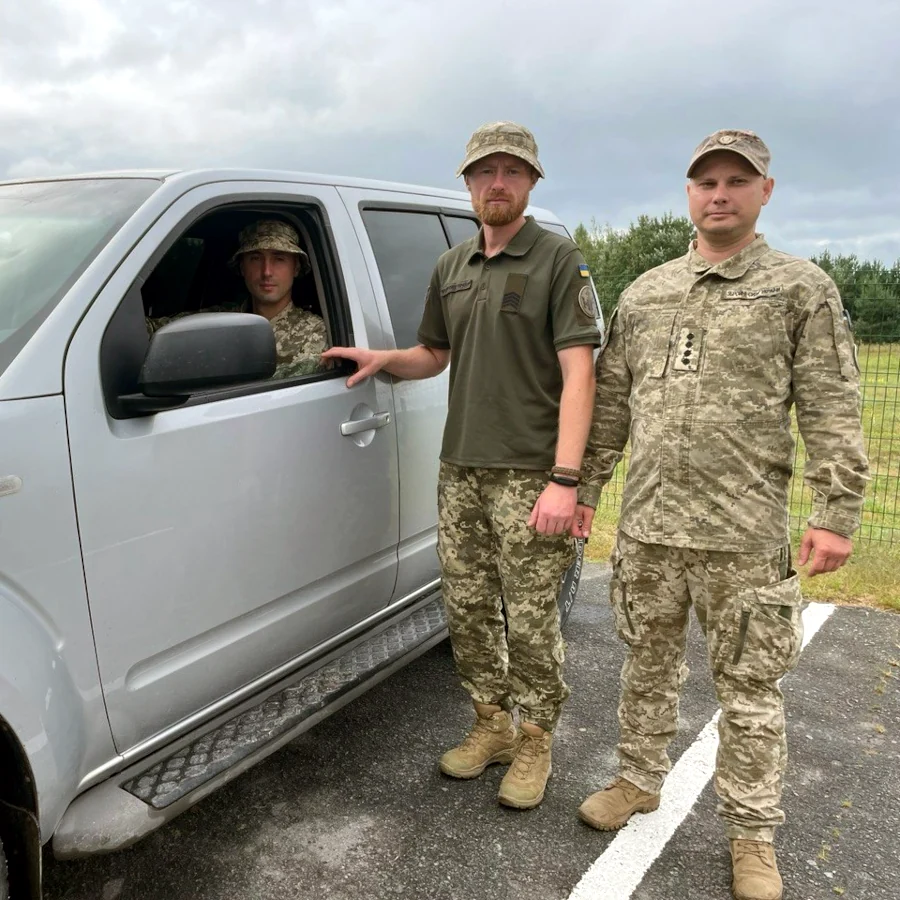 Чергове авто військовій частині передали працівники 