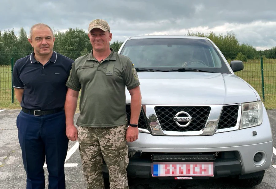 Чергове авто військовій частині передали працівники 