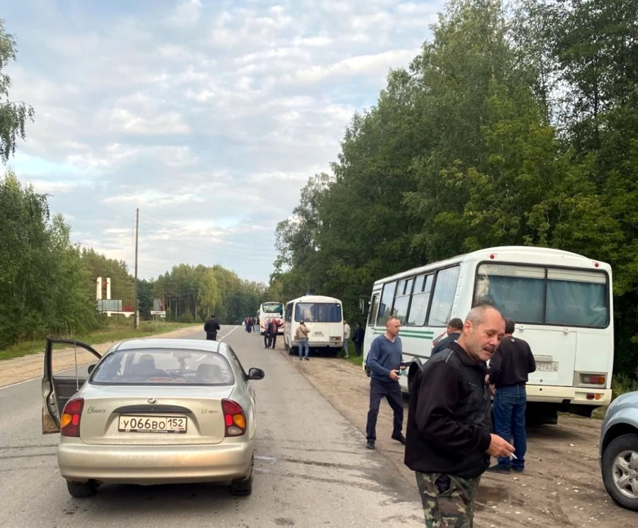 Водії чекають на відкриття дороги у російське місто Кулебаки після нічного обстрілу військового аеродрому.