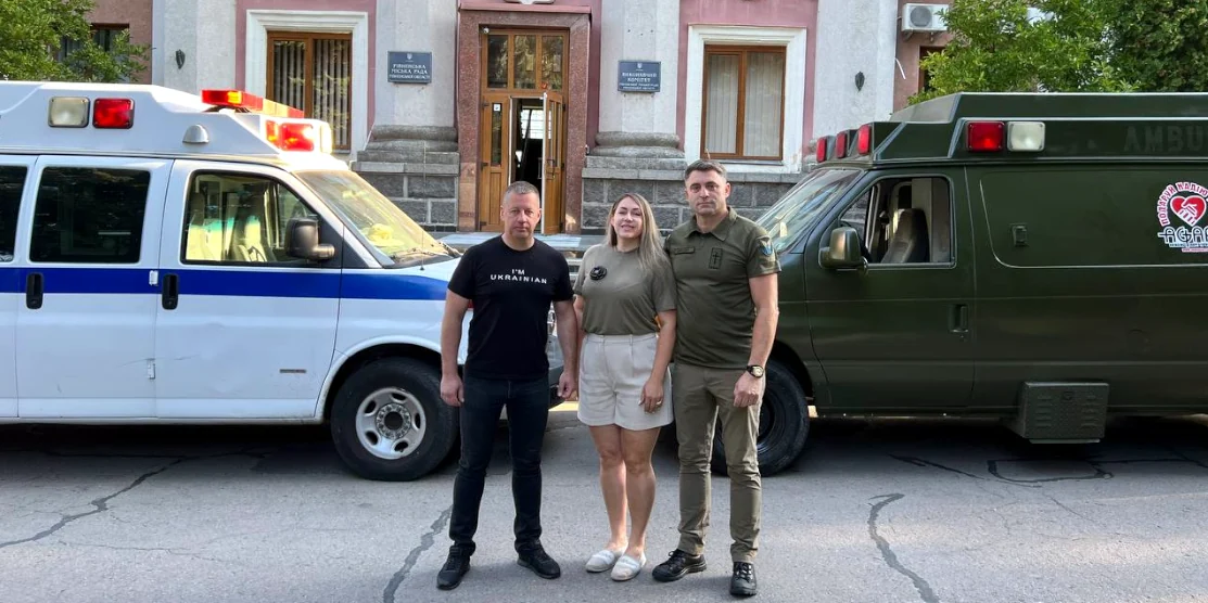Дві швидкі на передову передали з США