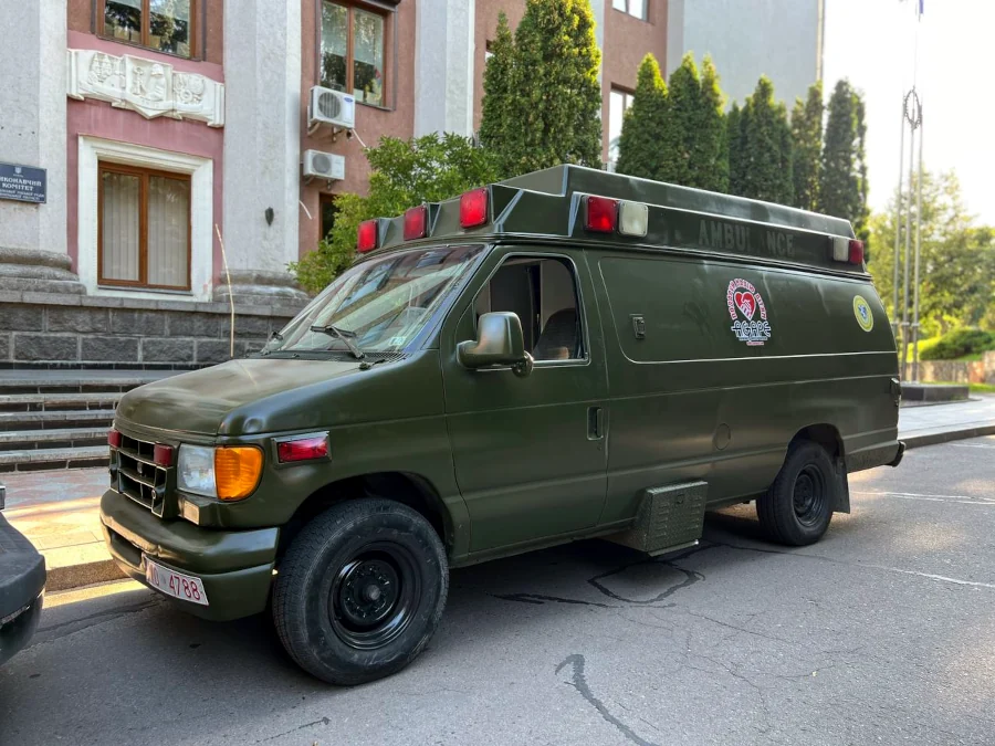 Дві швидкі на передову передали з США - фото 1